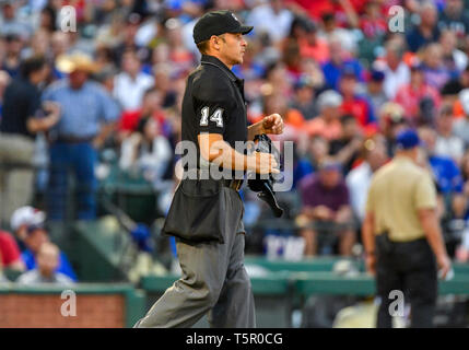 Apr 20, 2019: MLB Home-plate umpire Mark Wegner #14 während ein MLB Spiel zwischen den Houston Astros und der Texas Rangers bei Globe Life Park in Arlington, TX Texas Houston 9-4 besiegte Albert Pena/CSM. Stockfoto