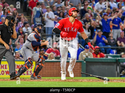 Apr 20, 2019: Texas Rangers linken Feldspieler Joey Gallo #13 Hits einen Home Run in einem Spiel zwischen den MLB Houston Astros und der Texas Rangers bei Globe Life Park in Arlington, TX Texas Houston 9-4 besiegte Albert Pena/CSM. Stockfoto