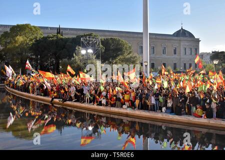 26/04/2019. - Voz finaliza La Campana en la Plaza Colon de Madrid. Con dirigentes y Santiago Abascal como Presidente de Vox Foto: Ambiente Cordon drücken Sie Stockfoto