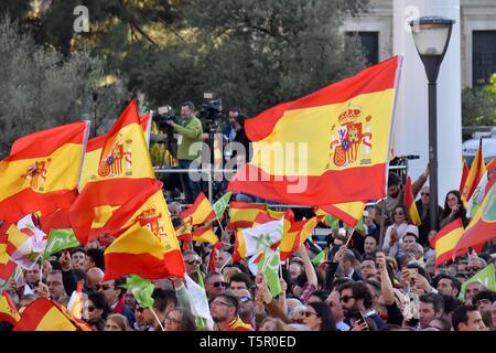 26/04/2019. - Voz finaliza La Campana en la Plaza Colon de Madrid. Con dirigentes y Santiago Abascal como Presidente de Vox Foto: Ambiente Cordon drücken Sie Stockfoto