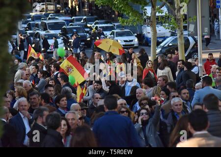 26/04/2019. - Voz finaliza La Campana en la Plaza Colon de Madrid. Con dirigentes y Santiago Abascal como Presidente de Vox Foto: Ambiente Cordon drücken Sie Stockfoto