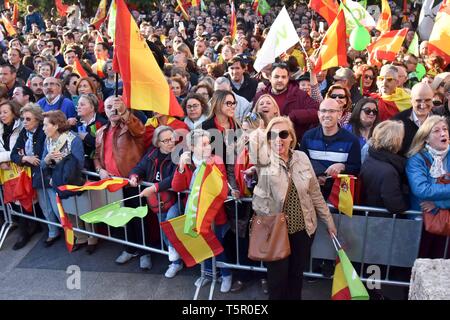 26/04/2019. - Voz finaliza La Campana en la Plaza Colon de Madrid. Con dirigentes y Santiago Abascal como Presidente de Vox Foto: Ambiente Cordon drücken Sie Stockfoto