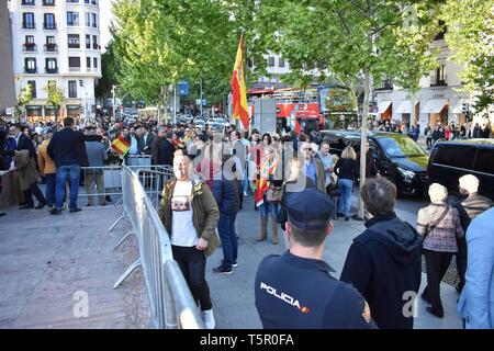 26/04/2019. - Voz finaliza La Campana en la Plaza Colon de Madrid. Con dirigentes y Santiago Abascal como Presidente de Vox Foto: Ambiente Cordon drücken Sie Stockfoto