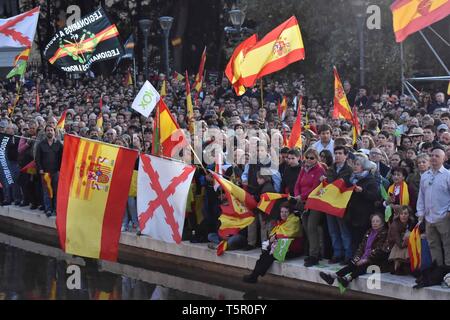 26/04/2019. - Voz finaliza La Campana en la Plaza Colon de Madrid. Con dirigentes y Santiago Abascal como Presidente de Vox Foto: Ambiente Cordon drücken Sie Stockfoto