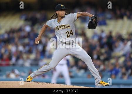 Los Angeles, CA, USA. 26 Apr, 2019. Pittsburgh Pirates Krug Chris Archer (24) macht den Anfang für die Piraten während des Spiels zwischen der Pittsburg Pirates und die Los Angeles Dodgers at Dodger Stadium Los Angeles, CA. (Foto von Peter Joneleit) Credit: Csm/Alamy leben Nachrichten Stockfoto