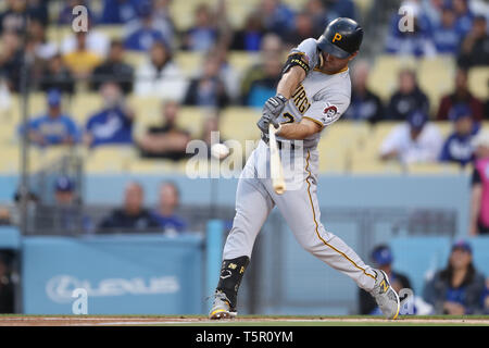 Los Angeles, CA, USA. 26 Apr, 2019. Pittsburgh Pirates zweiter Basisspieler Adam Frazier (26) Kontakt bildet an der Platte während des Spiels zwischen der Pittsburg Pirates und die Los Angeles Dodgers at Dodger Stadium Los Angeles, CA. (Foto von Peter Joneleit) Credit: Csm/Alamy leben Nachrichten Stockfoto