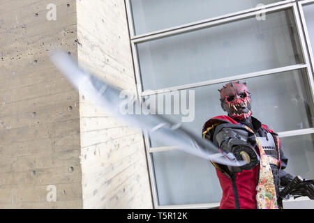 Chiba, Japan. 27 Apr, 2019. Ein cosplayer posiert für ein Foto während der Niconico Chokaigi Festival im Makuhari Messe Convention Center. Die jährlichen Niconico Chokaigi ist durch Japans größte soziale Video website Niconico organisiert virtuelle Niconico's Welt im realen Leben zu schaffen. Die Ausstellung vereint traditionelle Japanische Kultur Künstler, Video gamers, Anime, J-Pop Musiker und Cosplayer. Veranstalter Anspruch 150.000 Besucher während der zweitägigen Festival zu gewinnen. Credit: Rodrigo Reyes Marin/ZUMA Draht/Alamy leben Nachrichten Stockfoto