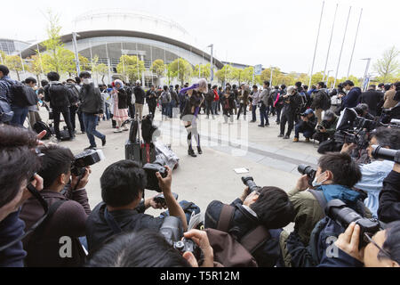 Chiba, Japan. 27 Apr, 2019. Ein cosplayer posiert für die Kameras während der Niconico Chokaigi Festival im Makuhari Messe Convention Center. Die jährlichen Niconico Chokaigi ist durch Japans größte soziale Video website Niconico organisiert virtuelle Niconico's Welt im realen Leben zu schaffen. Die Ausstellung vereint traditionelle Japanische Kultur Künstler, Video gamers, Anime, J-Pop Musiker und Cosplayer. Veranstalter Anspruch 150.000 Besucher während der zweitägigen Festival zu gewinnen. Credit: Rodrigo Reyes Marin/ZUMA Draht/Alamy leben Nachrichten Stockfoto