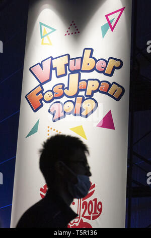 Chiba, Japan. 27 Apr, 2019. Ein Repräsentant von VTuber FesJapan2019 auf Anzeige während der Niconico Chokaigi Festival im Makuhari Messe Convention Center. Die jährlichen Niconico Chokaigi ist durch Japans größte soziale Video website Niconico organisiert virtuelle Niconico's Welt im realen Leben zu schaffen. Die Ausstellung vereint traditionelle Japanische Kultur Künstler, Video gamers, Anime, J-Pop Musiker und Cosplayer. Veranstalter Anspruch 150.000 Besucher während der zweitägigen Festival zu gewinnen. Credit: Rodrigo Reyes Marin/ZUMA Draht/Alamy leben Nachrichten Stockfoto