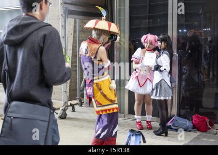 Chiba, Japan. 27 Apr, 2019. Cosplayer die Bilder von jedem anderen während der Niconico Chokaigi Festival im Makuhari Messe Convention Center. Die jährlichen Niconico Chokaigi ist durch Japans größte soziale Video website Niconico organisiert virtuelle Niconico's Welt im realen Leben zu schaffen. Die Ausstellung vereint traditionelle Japanische Kultur Künstler, Video gamers, Anime, J-Pop Musiker und Cosplayer. Veranstalter Anspruch 150.000 Besucher während der zweitägigen Festival zu gewinnen. Credit: Rodrigo Reyes Marin/ZUMA Draht/Alamy leben Nachrichten Stockfoto