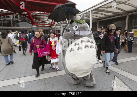 Chiba, Japan. 27 Apr, 2019. Ein Totoro Spaziergänge zwischen den Besuchern während der Niconico Chokaigi Festival im Makuhari Messe Convention Center. Die jährlichen Niconico Chokaigi ist durch Japans größte soziale Video website Niconico organisiert virtuelle Niconico's Welt im realen Leben zu schaffen. Die Ausstellung vereint traditionelle Japanische Kultur Künstler, Video gamers, Anime, J-Pop Musiker und Cosplayer. Veranstalter Anspruch 150.000 Besucher während der zweitägigen Festival zu gewinnen. Credit: Rodrigo Reyes Marin/ZUMA Draht/Alamy leben Nachrichten Stockfoto