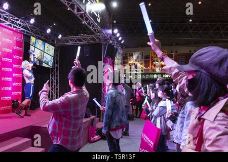 Chiba, Japan. 27 Apr, 2019. Besucher genießen die Musik während der Niconico Chokaigi Festival im Makuhari Messe Convention Center. Die jährlichen Niconico Chokaigi ist durch Japans größte soziale Video website Niconico organisiert virtuelle Niconico's Welt im realen Leben zu schaffen. Die Ausstellung vereint traditionelle Japanische Kultur Künstler, Video gamers, Anime, J-Pop Musiker und Cosplayer. Veranstalter Anspruch 150.000 Besucher während der zweitägigen Festival zu gewinnen. Credit: Rodrigo Reyes Marin/ZUMA Draht/Alamy leben Nachrichten Stockfoto