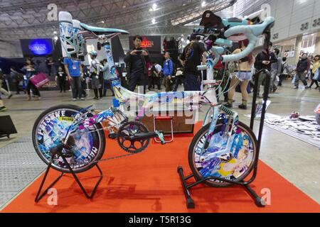 Chiba, Japan. 27 Apr, 2019. Ein Fahrrad mit Anime Aufkleber auf dem Display während der Niconico Chokaigi Festival im Makuhari Messe Convention Center eingerichtet. Die jährlichen Niconico Chokaigi ist durch Japans größte soziale Video website Niconico organisiert virtuelle Niconico's Welt im realen Leben zu schaffen. Die Ausstellung vereint traditionelle Japanische Kultur Künstler, Video gamers, Anime, J-Pop Musiker und Cosplayer. Veranstalter Anspruch 150.000 Besucher während der zweitägigen Festival zu gewinnen. Credit: Rodrigo Reyes Marin/ZUMA Draht/Alamy leben Nachrichten Stockfoto