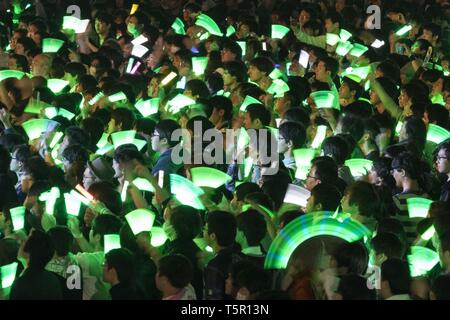 Chiba, Japan. 27 Apr, 2019. Besucher genießen die Musik während der Niconico Chokaigi Festival im Makuhari Messe Convention Center. Die jährlichen Niconico Chokaigi ist durch Japans größte soziale Video website Niconico organisiert virtuelle Niconico's Welt im realen Leben zu schaffen. Die Ausstellung vereint traditionelle Japanische Kultur Künstler, Video gamers, Anime, J-Pop Musiker und Cosplayer. Veranstalter Anspruch 150.000 Besucher während der zweitägigen Festival zu gewinnen. Credit: Rodrigo Reyes Marin/ZUMA Draht/Alamy leben Nachrichten Stockfoto