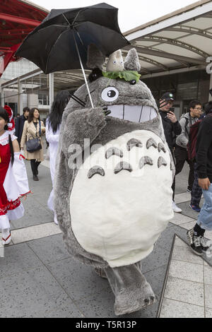 Chiba, Japan. 27 Apr, 2019. Ein Totoro Spaziergänge zwischen den Besuchern während der Niconico Chokaigi Festival im Makuhari Messe Convention Center. Die jährlichen Niconico Chokaigi ist durch Japans größte soziale Video website Niconico organisiert virtuelle Niconico's Welt im realen Leben zu schaffen. Die Ausstellung vereint traditionelle Japanische Kultur Künstler, Video gamers, Anime, J-Pop Musiker und Cosplayer. Veranstalter Anspruch 150.000 Besucher während der zweitägigen Festival zu gewinnen. Credit: Rodrigo Reyes Marin/ZUMA Draht/Alamy leben Nachrichten Stockfoto