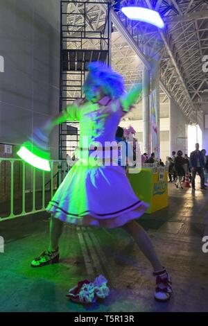 Chiba, Japan. 27 Apr, 2019. Ein Besucher genießt zu tanzen während eines Konzerts an Niconico Chokaigi Festival im Makuhari Messe Convention Center. Die jährlichen Niconico Chokaigi ist durch Japans größte soziale Video website Niconico organisiert virtuelle Niconico's Welt im realen Leben zu schaffen. Die Ausstellung vereint traditionelle Japanische Kultur Künstler, Video gamers, Anime, J-Pop Musiker und Cosplayer. Veranstalter Anspruch 150.000 Besucher während der zweitägigen Festival zu gewinnen. Credit: Rodrigo Reyes Marin/ZUMA Draht/Alamy leben Nachrichten Stockfoto