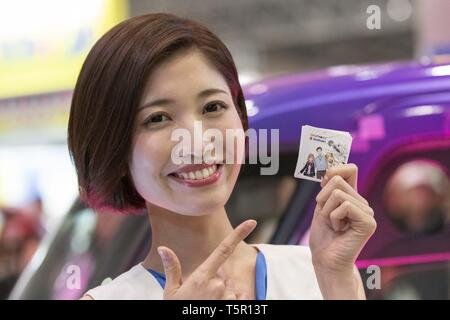 Chiba, Japan. 27 Apr, 2019. Einen Stand assistant posiert für ein Foto während der Niconico Chokaigi Festival im Makuhari Messe Convention Center. Die jährlichen Niconico Chokaigi ist durch Japans größte soziale Video website Niconico organisiert virtuelle Niconico's Welt im realen Leben zu schaffen. Die Ausstellung vereint traditionelle Japanische Kultur Künstler, Video gamers, Anime, J-Pop Musiker und Cosplayer. Veranstalter Anspruch 150.000 Besucher während der zweitägigen Festival zu gewinnen. Credit: Rodrigo Reyes Marin/ZUMA Draht/Alamy leben Nachrichten Stockfoto