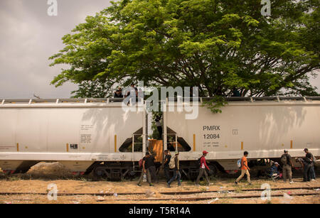 Ciudad Ixtepec, Mexiko. 25 Apr, 2019. Migrantinnen aus Mittelamerika, die auf dem Weg in die USA warten an Ciudad Ixtepec Bahnhof Der Bahnhof 'La Bestía" zu nehmen. Der Güterzug wird zunächst in Richtung des mexikanischen Bundesstaates Veracruz reisen. Jedes Jahr Hunderttausende von Menschen Gewalt und Armut in Mittelamerika fliehen und versuchen, die Vereinigten Staaten zu erreichen. Credit: Francisco García/dpa/Alamy leben Nachrichten Stockfoto