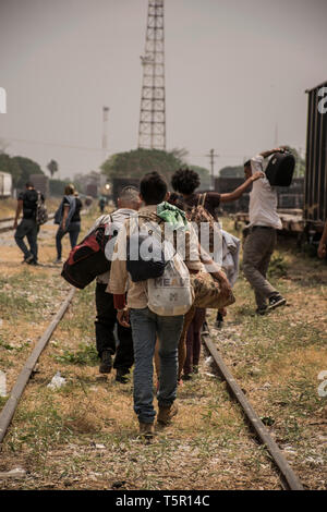 Ciudad Ixtepec, Mexiko. 25 Apr, 2019. Migrantinnen aus Mittelamerika, die auf dem Weg in die USA warten an Ciudad Ixtepec Bahnhof Der Bahnhof 'La Bestía" zu nehmen. Der Güterzug wird zunächst in Richtung des mexikanischen Bundesstaates Veracruz reisen. Jedes Jahr Hunderttausende von Menschen Gewalt und Armut in Mittelamerika fliehen und versuchen, die Vereinigten Staaten zu erreichen. Credit: Francisco García/dpa/Alamy leben Nachrichten Stockfoto