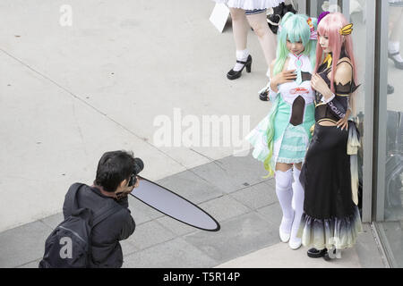 Chiba, Japan. 27 Apr, 2019. Cosplayer posieren für den Fotografen während der Niconico Chokaigi Festival im Makuhari Messe Convention Center. Die jährlichen Niconico Chokaigi ist durch Japans größte soziale Video website Niconico organisiert virtuelle Niconico's Welt im realen Leben zu schaffen. Die Ausstellung vereint traditionelle Japanische Kultur Künstler, Video gamers, Anime, J-Pop Musiker und Cosplayer. Veranstalter Anspruch 150.000 Besucher während der zweitägigen Festival zu gewinnen. Credit: Rodrigo Reyes Marin/ZUMA Draht/Alamy leben Nachrichten Stockfoto