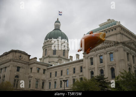 Indianapolis, Indiana, USA. 26 Apr, 2019. Ein Baby Trump ballon Wegdriftet an der Indiana Statehouse, als die Demonstranten protestieren gegen die National Rifle Association als Präsidenten der Vereinigten Staaten Donald J. Trumpf wurde festgelegt, eine Rede zu gun Unterstützer zu geben und der lobbyist Gruppe. Quelle: Jeremy Hogan/SOPA Images/ZUMA Draht/Alamy leben Nachrichten Stockfoto