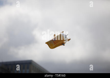 Indianapolis, Indiana, USA. 26 Apr, 2019. Ein Baby Trump ballon Wegdriftet an der Indiana Statehouse als Demonstranten protestieren gegen die National Rifle Association als Präsidenten der Vereinigten Staaten Donald J. Trumpf wurde festgelegt, eine Rede zu gun Unterstützer zu geben und der lobbyist Gruppe. Quelle: Jeremy Hogan/SOPA Images/ZUMA Draht/Alamy leben Nachrichten Stockfoto