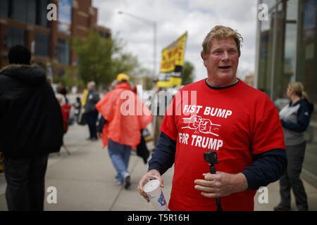 Indianapolis, Indiana, USA. 26 Apr, 2019. Ein Trumpf Unterstützer interagiert mit Anti-NRA Demonstranten vor Lucas Oil Stadium, die dort von der Statehouse marschierten gegen die National Rifle Association und Präsidenten der Vereinigten Staaten Donald J. Trumpf zu protestieren. Trump drinnen war, eine Rede zu gun Anhänger und die NRA lobbyist Gruppe. Quelle: Jeremy Hogan/SOPA Images/ZUMA Draht/Alamy leben Nachrichten Stockfoto