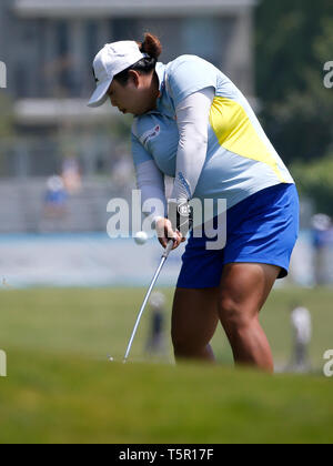 Los Angeles, USA. 26 Apr, 2019. Feng Shanshan von China konkurriert in der zweiten Runde der Hugel-Air Premia geöffneten LA LPGA Golf Turnier in Los Angeles, USA, am 26. April 2019. Credit: Zhao Hanrong/Xinhua/Alamy leben Nachrichten Stockfoto