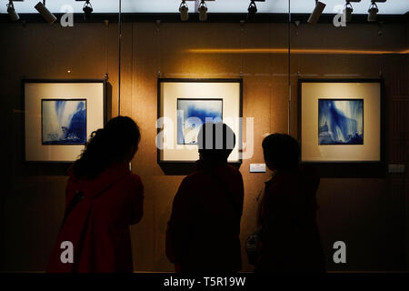 (190427) - Peking, April 27, 2019 (Xinhua) - Besucher anzeigen Porzellan Gemälde des Künstlers Sun Lixin im Sun Lixin Keramik Kunst Ausstellung im Prinzen Kung's Mansion in Xicheng District von Peking, der Hauptstadt von China, 27. April 2019 statt. Etwa 60 Stücke von Porzellan in den letzten Jahren von Sun Lixin, der Einzige, der vierten Generation der Familie der blau-weißen Anstrich skill geerbt haben, sind bis zum 28. April in Peking-basierte Prinz Kung's Mansion. Eine Sammlung von blau-weiß Porzellan Gemälde von Sun mit der antiken Seidenstraße sind auch ausgestellt Stockfoto