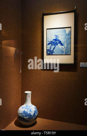 (190427) - Peking, April 27, 2019 (Xinhua) - Foto am 27. April, 2019 Porzellan zeigt Werke von Künstler Sun Lixin im Sun Lixin Keramik Kunst Ausstellung machte in Prinz Kung's Mansion in Xicheng District von Peking, der Hauptstadt von China, 27. April 2019. Etwa 60 Stücke von Porzellan in den letzten Jahren von Sun Lixin, der Einzige, der vierten Generation der Familie der blau-weißen Anstrich skill geerbt haben, sind bis zum 28. April in Peking-basierte Prinz Kung's Mansion. Eine Sammlung von blau-weiß Porzellan Gemälde von Sun mit der antiken Seidenstraße sind Stockfoto