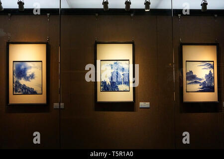 (190427) - Peking, April 27, 2019 (Xinhua) - Foto am 27. April, 2019 zeigt Porzellan Gemälde des Künstlers Sun Lixin im Sun Lixin Keramik Kunst Ausstellung machte in Prinz Kung's Mansion in Xicheng District von Peking, der Hauptstadt von China, 27. April 2019. Etwa 60 Stücke von Porzellan in den letzten Jahren von Sun Lixin, der Einzige, der vierten Generation der Familie der blau-weißen Anstrich skill geerbt haben, sind bis zum 28. April in Peking-basierte Prinz Kung's Mansion. Eine Sammlung von blau-weiß Porzellan Gemälde von Sun mit der antiken Seidenstraße Stockfoto