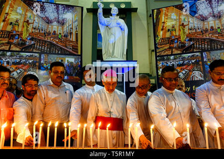 Kolkata, West Bengal, Indien. 26 Apr, 2019. Katholische Vater von St. Xavier College Kalkutta gesehen beten für die Opfer von Sri Lanka, in einem terroristischen Angriff auf Sonntag gestorben. Credit: Avishek Das/SOPA Images/ZUMA Draht/Alamy leben Nachrichten Stockfoto