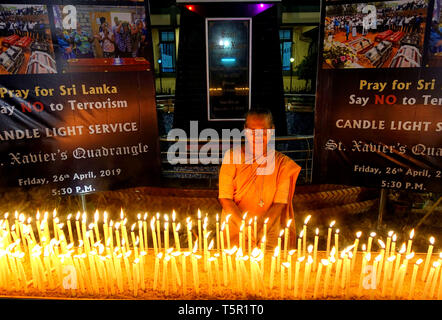 Kolkata, West Bengal, Indien. 26 Apr, 2019. Katholischen christlichen Gemeinschaft von Kalkutta gesehen beten für die Opfer von Sri Lanka, am vergangenen Sonntag in einem Terroranschlag gestorben. am St. Xavier's College. Credit: Avishek Das/SOPA Images/ZUMA Draht/Alamy leben Nachrichten Stockfoto