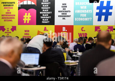 Berlin, Deutschland. 27 Apr, 2019. Die Delegierten der 70 FDP-Bundesparteitag. Quelle: Britta Pedersen/dpa-Zentralbild/dpa/Alamy leben Nachrichten Stockfoto