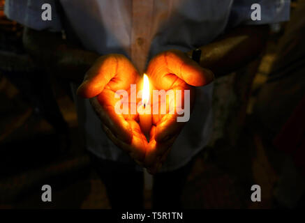 Kolkata, West Bengal, Indien. 26 Apr, 2019. Ein Mann gesehen, die eine Kerze, während für die Opfer in Sri Lanka am St. Xavier's College in Kalkutta zu beten. Credit: Avishek Das/SOPA Images/ZUMA Draht/Alamy leben Nachrichten Stockfoto