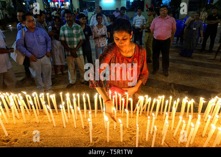 Kolkata, West Bengal, Indien. 26 Apr, 2019. Katholischen christlichen Gemeinschaft von Kalkutta gesehen beten für die Opfer von Sri Lanka, am vergangenen Sonntag in einem Terroranschlag gestorben. am St. Xavier's College. Credit: Avishek Das/SOPA Images/ZUMA Draht/Alamy leben Nachrichten Stockfoto