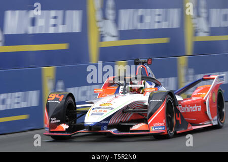 Paris, Frankreich. 27 Apr, 2019. Mahindra Racing Mahindra M5 Elektro Deutsche rider PASCAL WEHRLEIN in Aktion während der Praxis Tagung der E-Prix von Paris für die Formel-E Weltmeisterschaft an Invalides - Paris - Frankreich Quelle: Pierre Stevenin/ZUMA Draht/Alamy leben Nachrichten Stockfoto