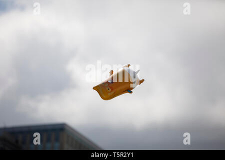 Ein Baby Trump ballon Wegdriftet an der Indiana Statehouse als Demonstranten protestieren gegen die National Rifle Association als Präsidenten der Vereinigten Staaten Donald J. Trumpf wurde festgelegt, eine Rede zu gun Unterstützer zu geben und der lobbyist Gruppe. Stockfoto