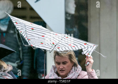 Preston, Lancashire, UK. 27. April 2019. Sturm Hannah. Sturm Hannah macht Landfall, starke Winde und starke Regenfälle im Nordwesten der Stadt Preston in Lancashire. Das Met Office haben einen gelben Nationalen Unwetterwarnung für starke Winde und schweren Regengüsse auf Teile von Großbritannien und Irland am Samstag erteilt. Credit: cernan Elias/Alamy leben Nachrichten Stockfoto