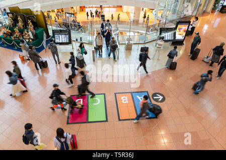 Tokio, Japan. 27 Apr, 2019. Passagiere warten für ihre Flüge an der Abfahrt Lobby des Haneda Airport Terminal 2 in Tokio. Dieses Jahr ein Rekordhoch von Reisende in Übersee und im Inland Reiseziele während eine ungewöhnliche 10-Tages Goldene Woche Urlaub wegen der Besteigung des Thrones von Kronprinz Naruhito und der Beginn der neuen Ära Reiwa zu erreichen. Die Goldene Woche Urlaub läuft vom 27. April bis zum 6. Mai. Credit: Rodrigo Reyes Marin/LBA/Alamy leben Nachrichten Stockfoto