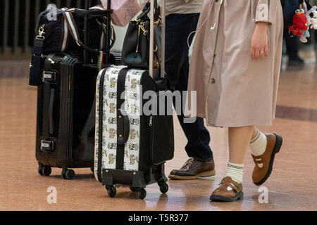 Tokio, Japan. 27 Apr, 2019. Passagiere warten für ihre Flüge an der Abfahrt Lobby des Haneda Airport Terminal 2 in Tokio. Dieses Jahr ein Rekordhoch von Reisende in Übersee und im Inland Reiseziele während eine ungewöhnliche 10-Tages Goldene Woche Urlaub wegen der Besteigung des Thrones von Kronprinz Naruhito und der Beginn der neuen Ära Reiwa zu erreichen. Die Goldene Woche Urlaub läuft vom 27. April bis zum 6. Mai. Credit: Rodrigo Reyes Marin/LBA/Alamy leben Nachrichten Stockfoto