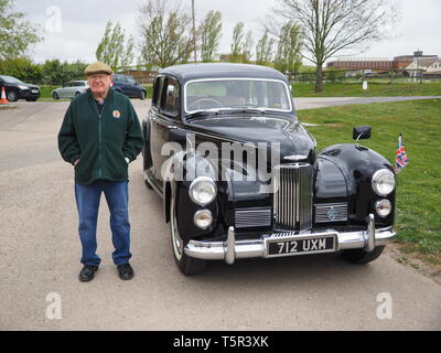 Eastchurch, Kent, Großbritannien. 27.April 2019. Invicta Militärfahrzeug Preservation Society, die auf eine Anzeige der Fahrzeuge an das Luftfahrtmuseum in Eastchurch, Kent heute. Bild: Cliff Povey steht neben seinem 1948 Humber Pullman 6 Sitzer Limo, die er nach der Diagnose es vernachlässigt, 2014 restauriert. Diese grand Wagen wurden von der RAF und Armee als Dienstwagen - Klippe sagte das Pullman Limo Sir Winston Churchill's Liebling Auto verwendet wurde. Churchill hatte einen extra großen Aschenbecher in seinem installiert! Jetzt sind Sie recht selten, mit nur einer Handvoll gedacht, um noch in der Welt gibt. Credit: James Bell/Alamy leben Nachrichten Stockfoto