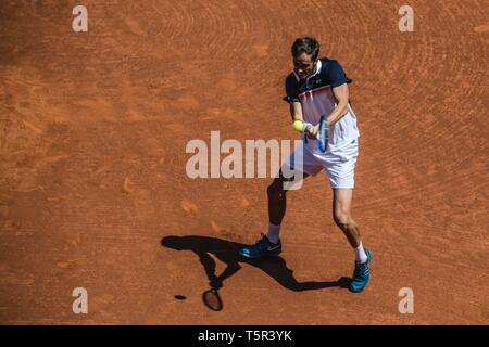 Barcelona, Spanien. 27 Apr, 2019. Barcelona,. 27. April 2019: DANIIL MEDWEDEW (RUS) Gibt den Ball zu Kei Nishikori (JPN) während der 6. Tag des 'Barcelona Open Banc Sabadell' 2019. Credit: Matthias Oesterle/Alamy Live News Credit: Matthias Oesterle/Alamy leben Nachrichten Stockfoto