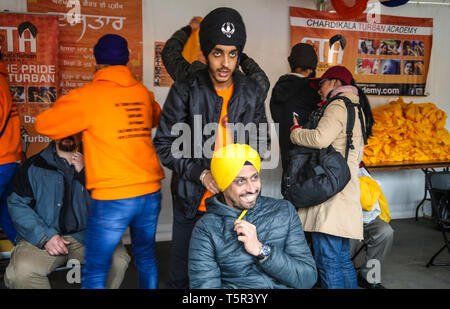 London, Großbritannien. 27 Apr, 2019. Vaisakhi, auch bekannt als Baisakhi, Vaishakhi oder Vasakhi ist eine historische und religiöse Festival im Sikhismus. Es erinnert an die Bildung der Khalsa Panth von kriegern unter Guru Gobind Singh im Jahre 1699. Es ist außerdem ein erntedankfest Für die Sikhs. mit Live Musik, kostenloses Essen für jedermann, Tanz, Gatka, Sikh Kampfsport, Turban binden und kochen Demos, ein Festival für die ganze Familie im Herzen von London zu genießen @ Paul Quezada-Neiman/Alamy Live News Credit: Paul Quezada-Neiman/Alamy leben Nachrichten Stockfoto