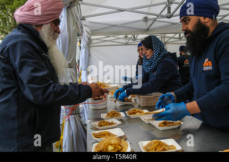 London, Großbritannien. 27 Apr, 2019. Vaisakhi, auch bekannt als Baisakhi, Vaishakhi oder Vasakhi ist eine historische und religiöse Festival im Sikhismus. Es erinnert an die Bildung der Khalsa Panth von kriegern unter Guru Gobind Singh im Jahre 1699. Es ist außerdem ein erntedankfest Für die Sikhs. mit Live Musik, kostenloses Essen für jedermann, Tanz, Gatka, Sikh Kampfsport, Turban binden und kochen Demos, ein Festival für die ganze Familie im Herzen von London zu genießen @ Paul Quezada-Neiman/Alamy Live News Credit: Paul Quezada-Neiman/Alamy leben Nachrichten Stockfoto