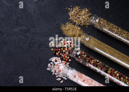 Verschiedene Gewürze in Flaschen. Himalaya Pink salt, Kräuter de Provence, Paprika und Grill mischen. Stockfoto