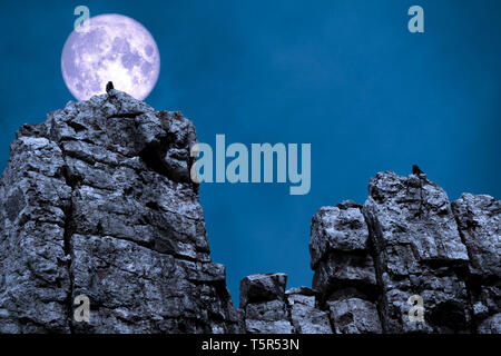 Blue Moon zurück über Stein und Monster auf Felsen der Steilküste, Elemente dieses Bild von der NASA eingerichtet Stockfoto