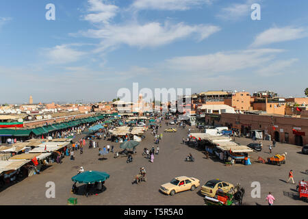 FEZ, MAROKKO - November 4, 2012: Platz Djemaa el Fna Marktplatz nach Tagsüber, Marrakesch, Marokko, Nordafrika. Platz Jemaa el-Fnaa, Djema el-Fna oder Dje Stockfoto