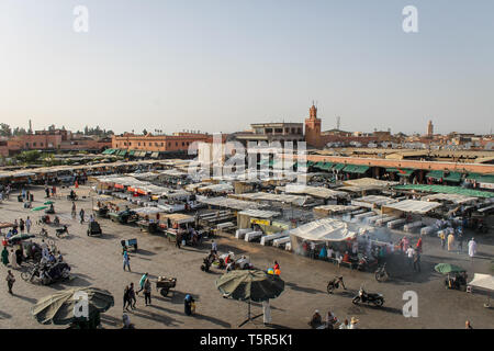 FEZ, MAROKKO - November 4, 2012: Platz Djemaa el Fna Marktplatz nach Tagsüber, Marrakesch, Marokko, Nordafrika. Platz Jemaa el-Fnaa, Djema el-Fna oder Dje Stockfoto