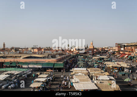 FEZ, MAROKKO - November 4, 2012: Platz Djemaa el Fna Marktplatz nach Tagsüber, Marrakesch, Marokko, Nordafrika. Platz Jemaa el-Fnaa, Djema el-Fna oder Dje Stockfoto